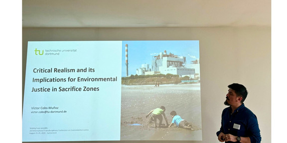   Víctor Cobs-Muñoz presenting at the conference.