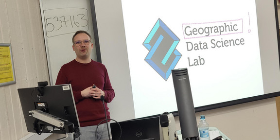 René Westerholt presenting a talk at the Geographic Data Science Lab in Liverpool.