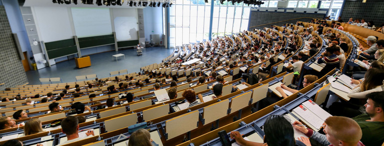 Audimax Students sitting in a lecture in the audimax.